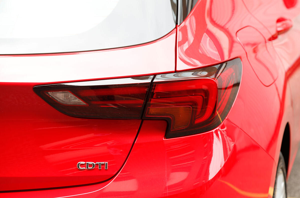 Vauxhall Astra blade-shaped tailights