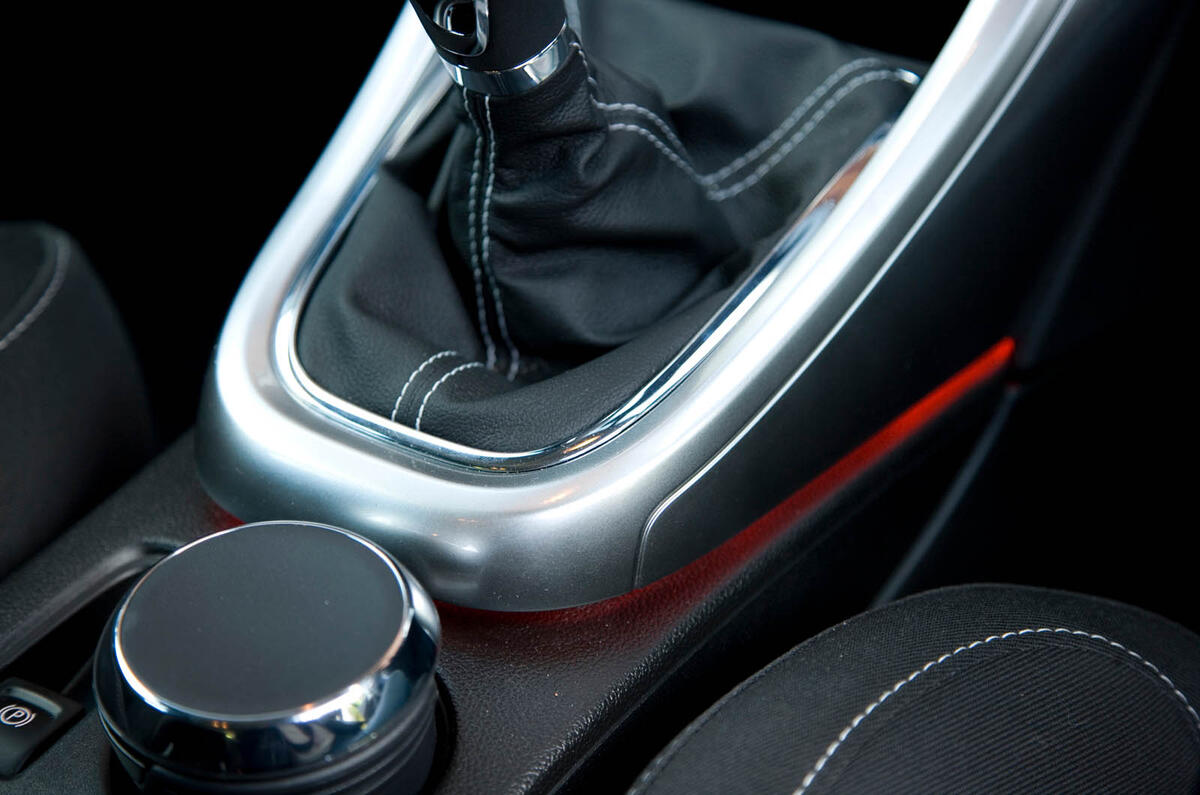 Chrome rings are everywhere: around dials, rotary switches, loudspeakers and gear lever. They help create an aura of quality Vauxhall Astra manual gearbox