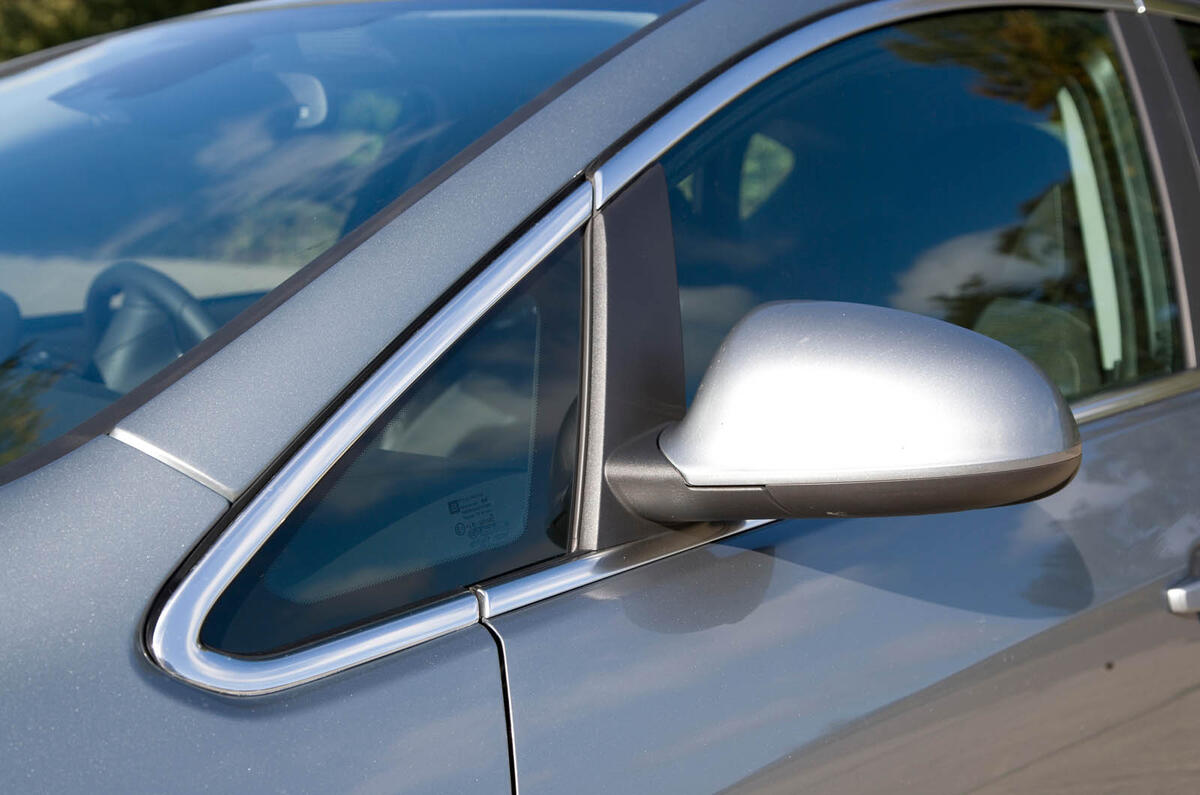 The thick chrome-alike ring around the side glass lends a sense of class to the exterior and comes as a standard fitment on SRi Vauxhall Astra wing mirror