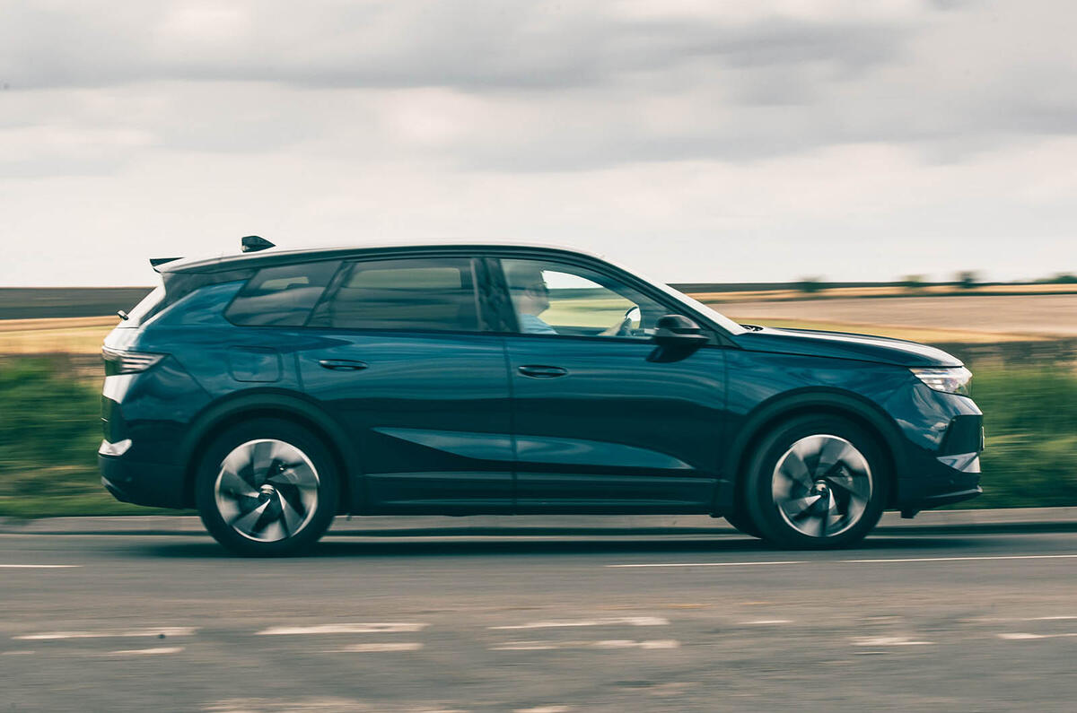 Vauxhall Grandland review 2025 002 side panning Vauxhall Grandland review 2025 002 side panning