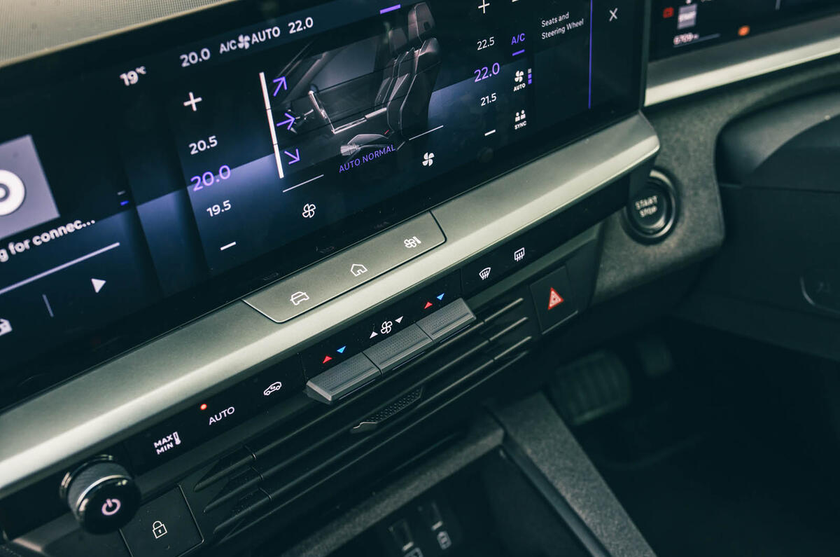 Vauxhall Grandland review 2025 014 buttons Vauxhall Grandland review 2025 014 buttons