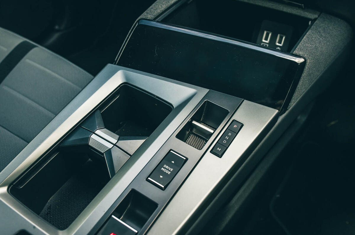 Vauxhall Grandland review 2025 016 centre console Vauxhall Grandland review 2025 016 centre console