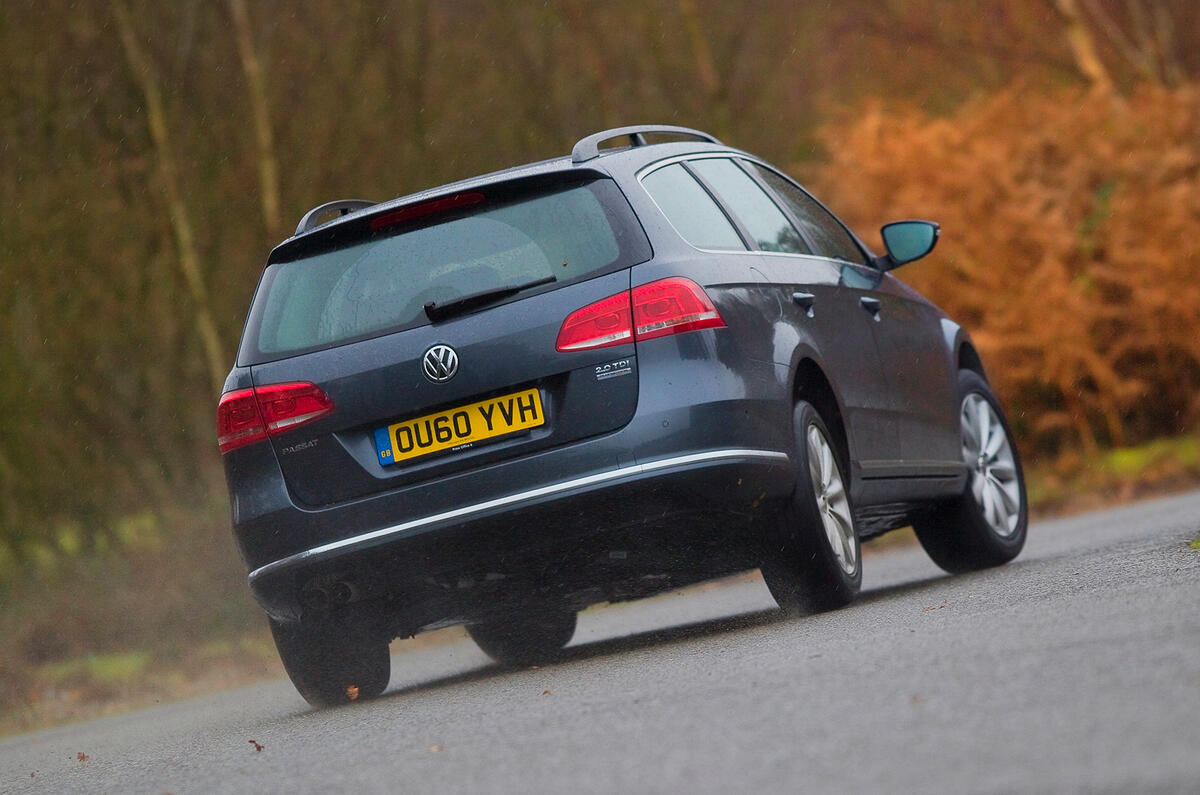 There’s a suppleness tothe Passat over potholes and surface imperfections Volkswagen Passat Estate rear cornering