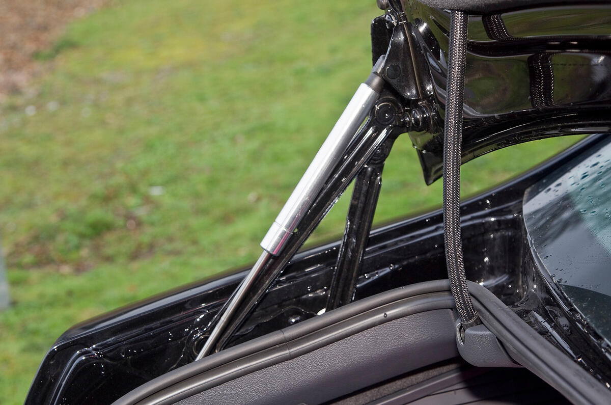 Volkswagen Phaeton hydraulic boot struts