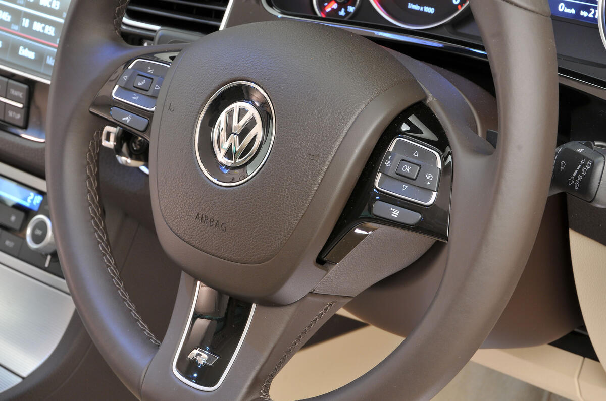 Volkswagen Touareg steering wheel controls