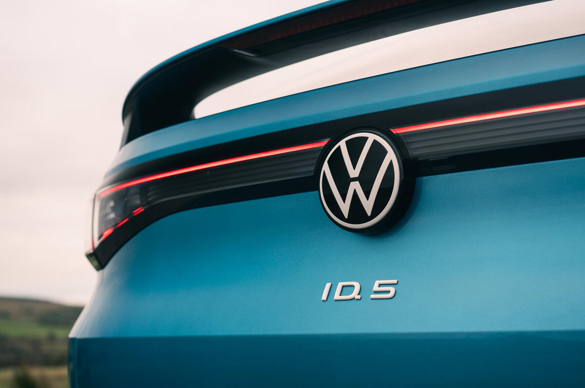 Volkswagen ID 5 rear badge and spoiler Volkswagen ID 5 rear badge and spoiler