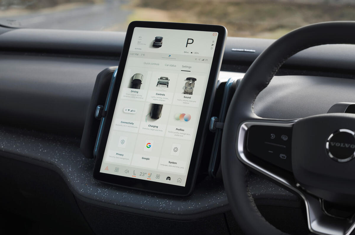 volvo ex30 review 2024 18 infotinament