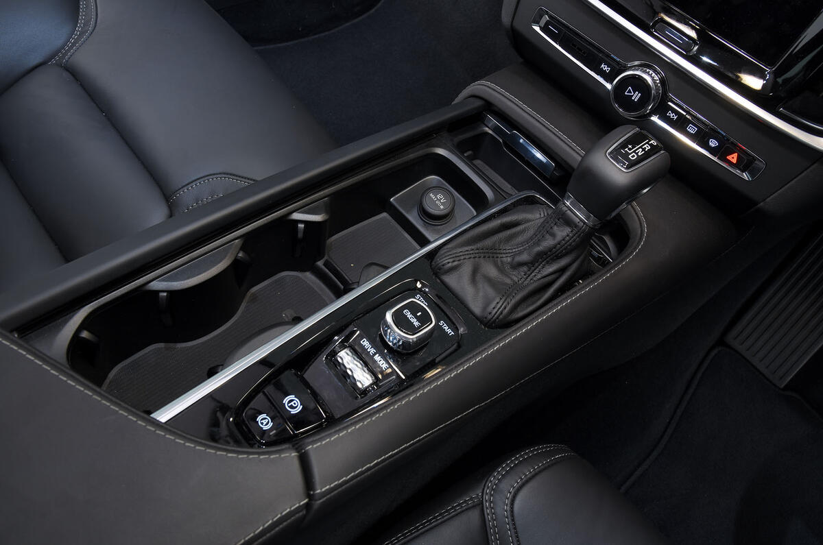 Volvo S90 transmission tunnel