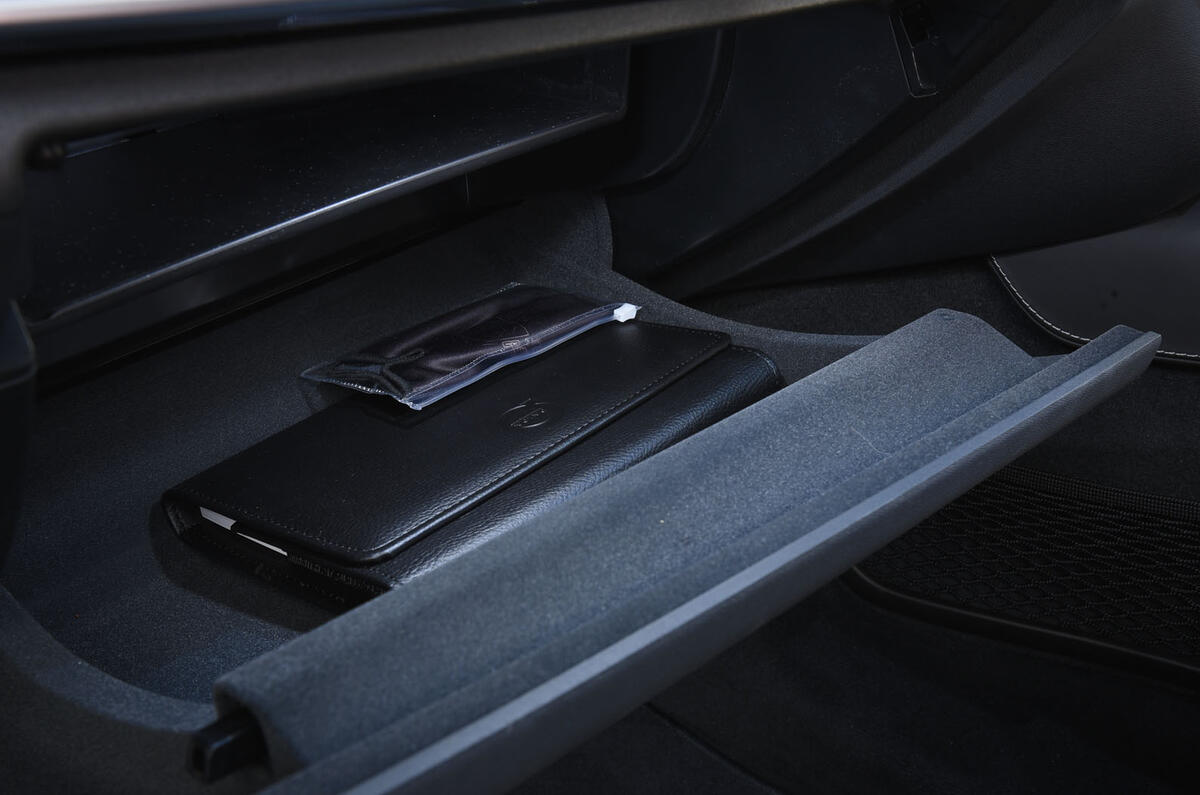 Volvo S90 glove box