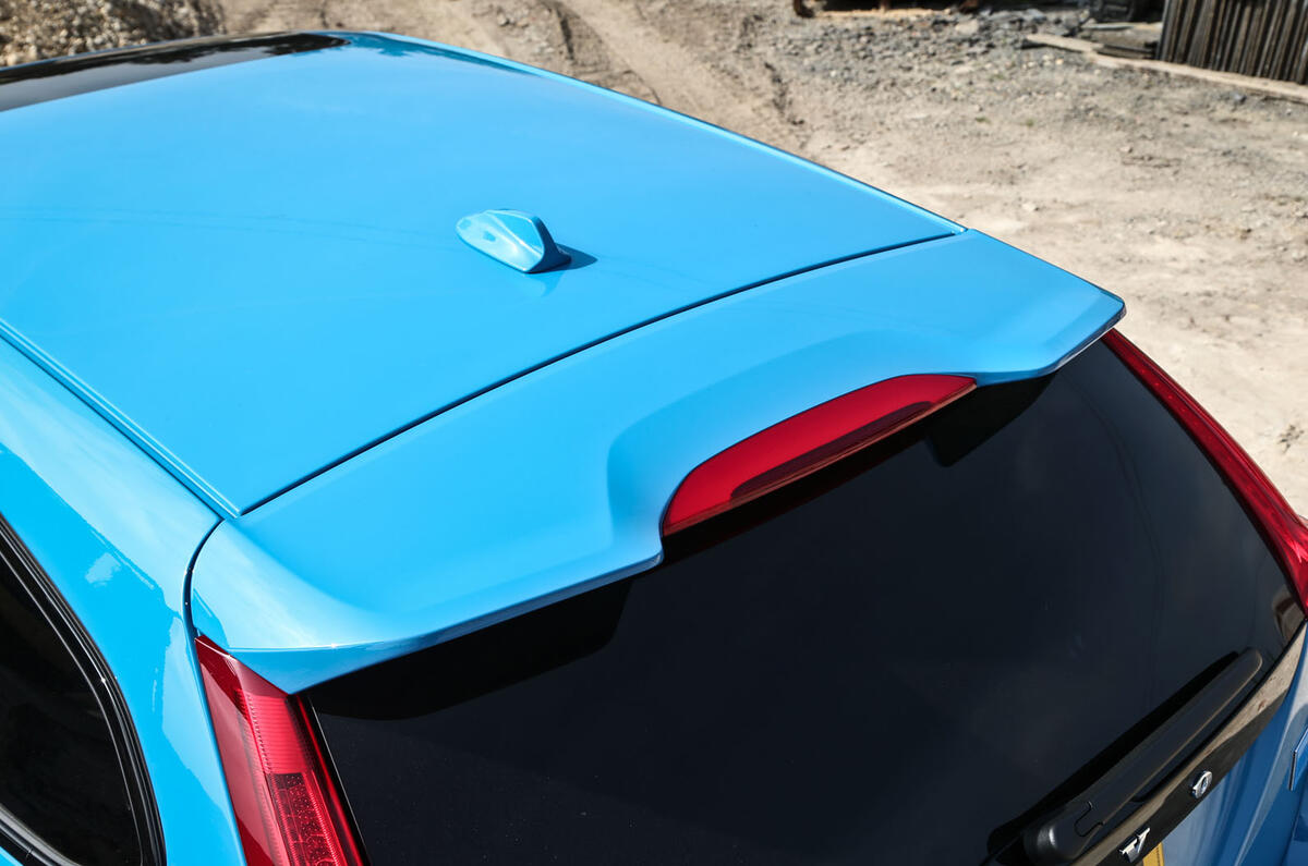 Volvo V60 Polestar roof spoiler