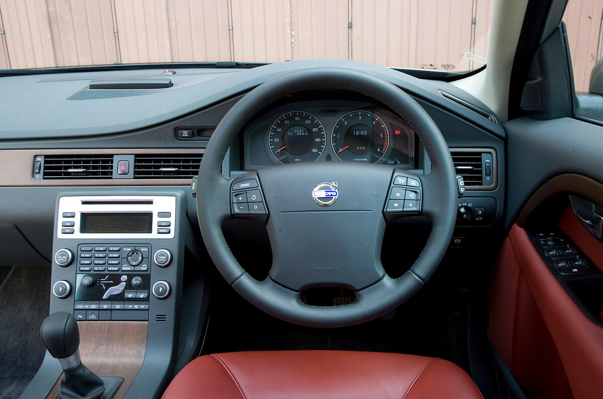 Simple-looking instruments contain LCD displays with bar-graph fuel gauge Volvo V70 dashboard