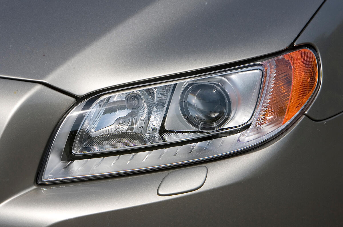 SE Lux gets bi-xenon headlamps that increase the vision range by 230 per cent, says Volvo Volvo V70 bi-xenon headlight