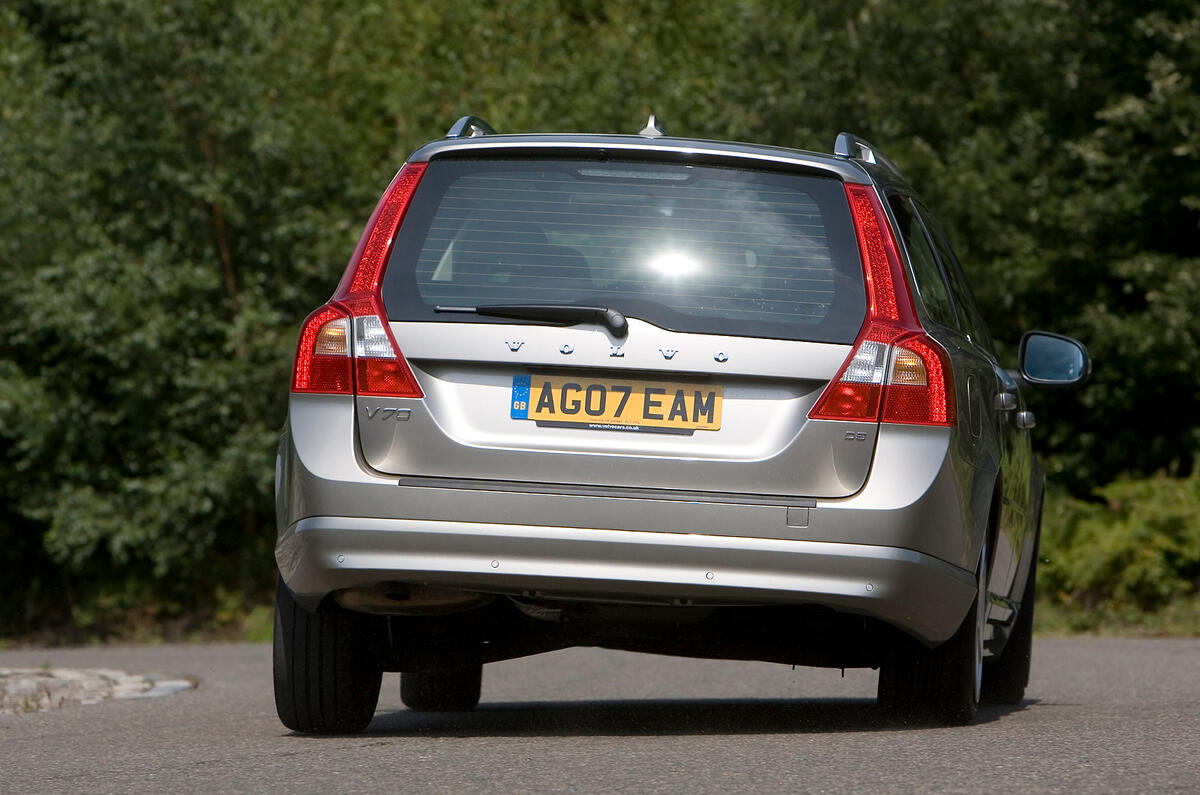 Only very brutal treatment unsettles the rear end. Volvo V70 rear cornering