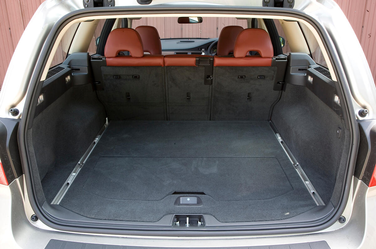 Siderails provide four sliding tie-downs and adjustable bulkhead location Volvo V70 boot space