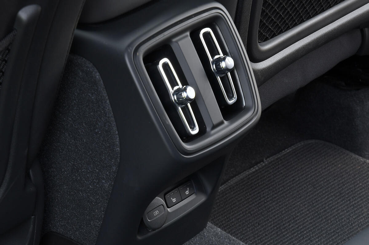 volvo xc40 review 2024 13 rear vents