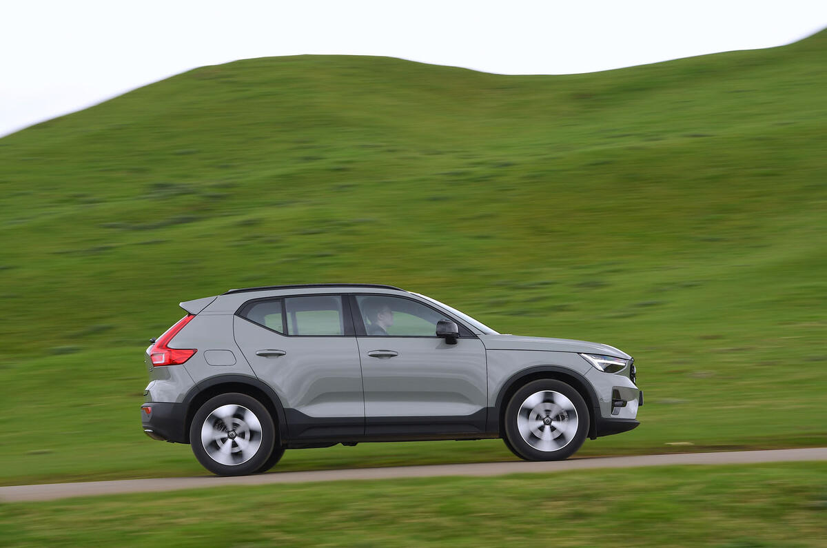 volvo xc40 review 2024 17 side panning