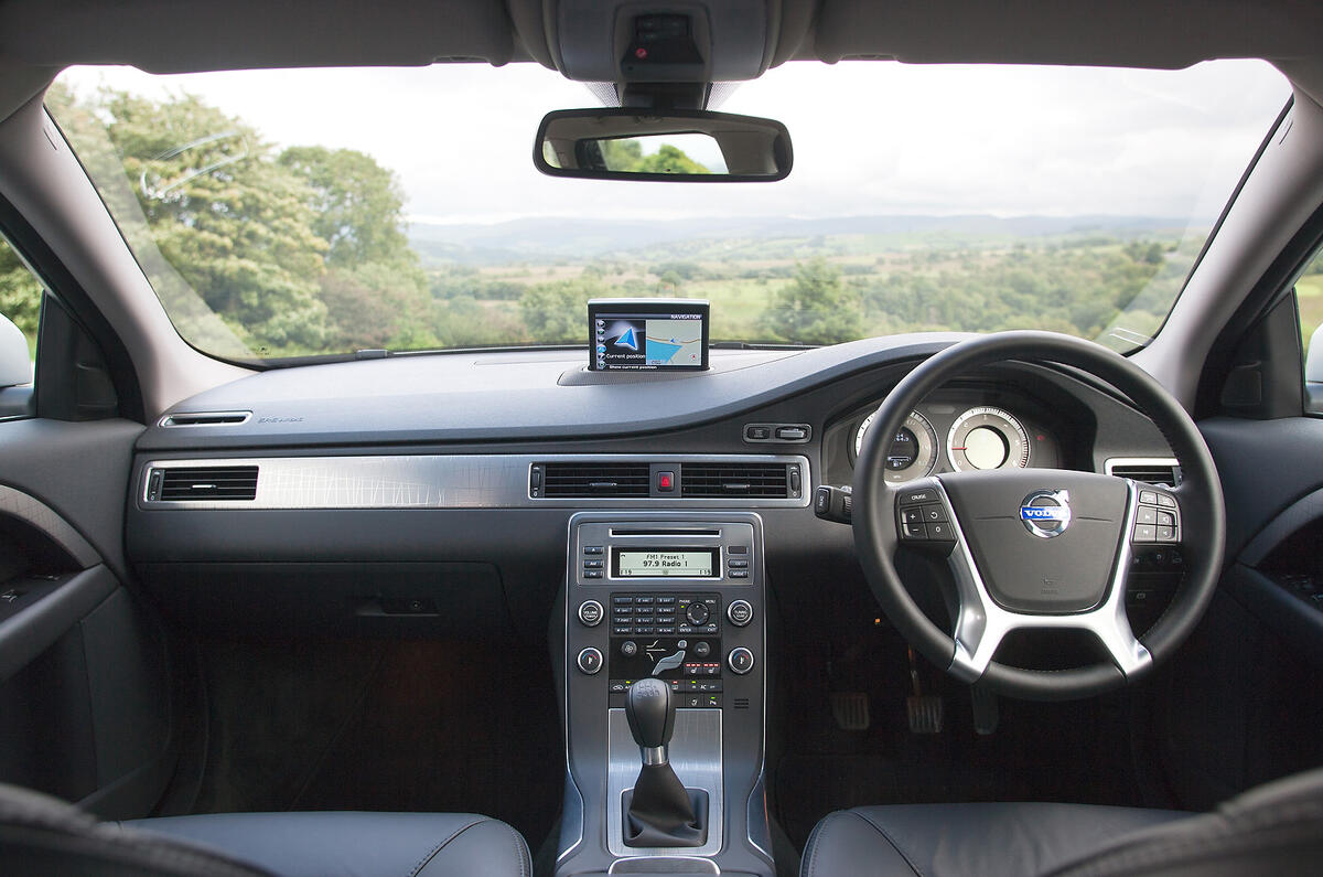 Volvo XC70 dashboard