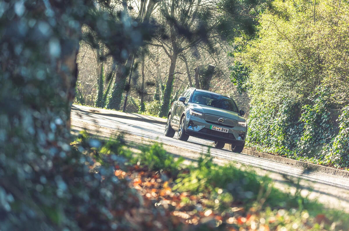 Volvo EX40 dans les virages