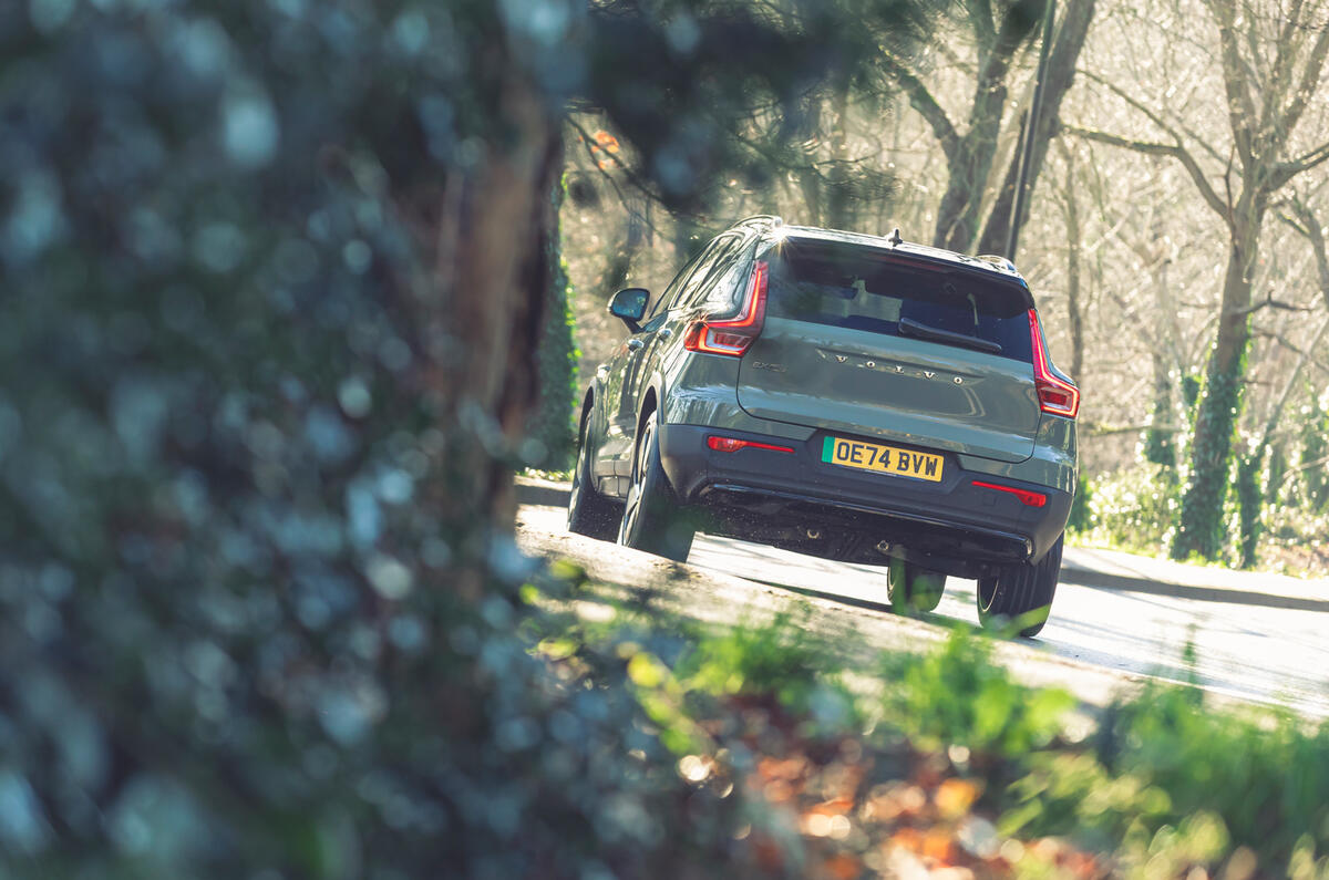 Volvo EX40 en virage serré à l'arrière