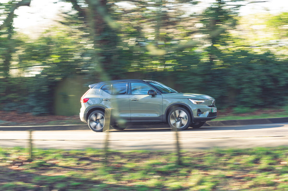 Volvo EX40 côté