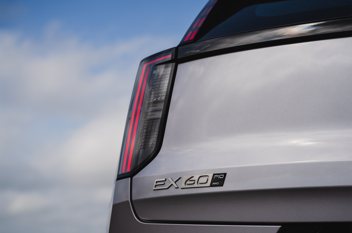 Volvo EX60 : essai - badge