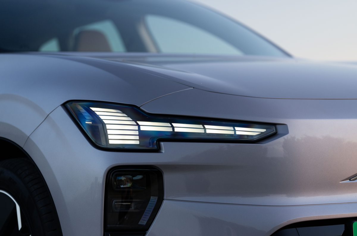Volvo EX60 : essai - phares avant