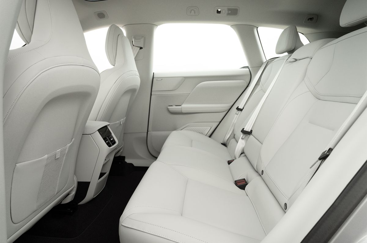 Essai de la Volvo EX60 : espace intérieur à l'arrière