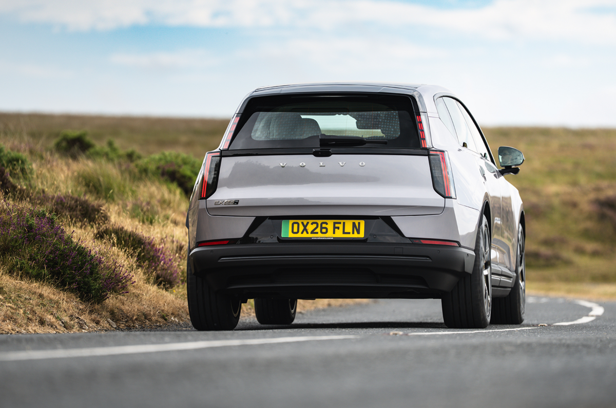 Volvo EX60 : photo arrière dynamique