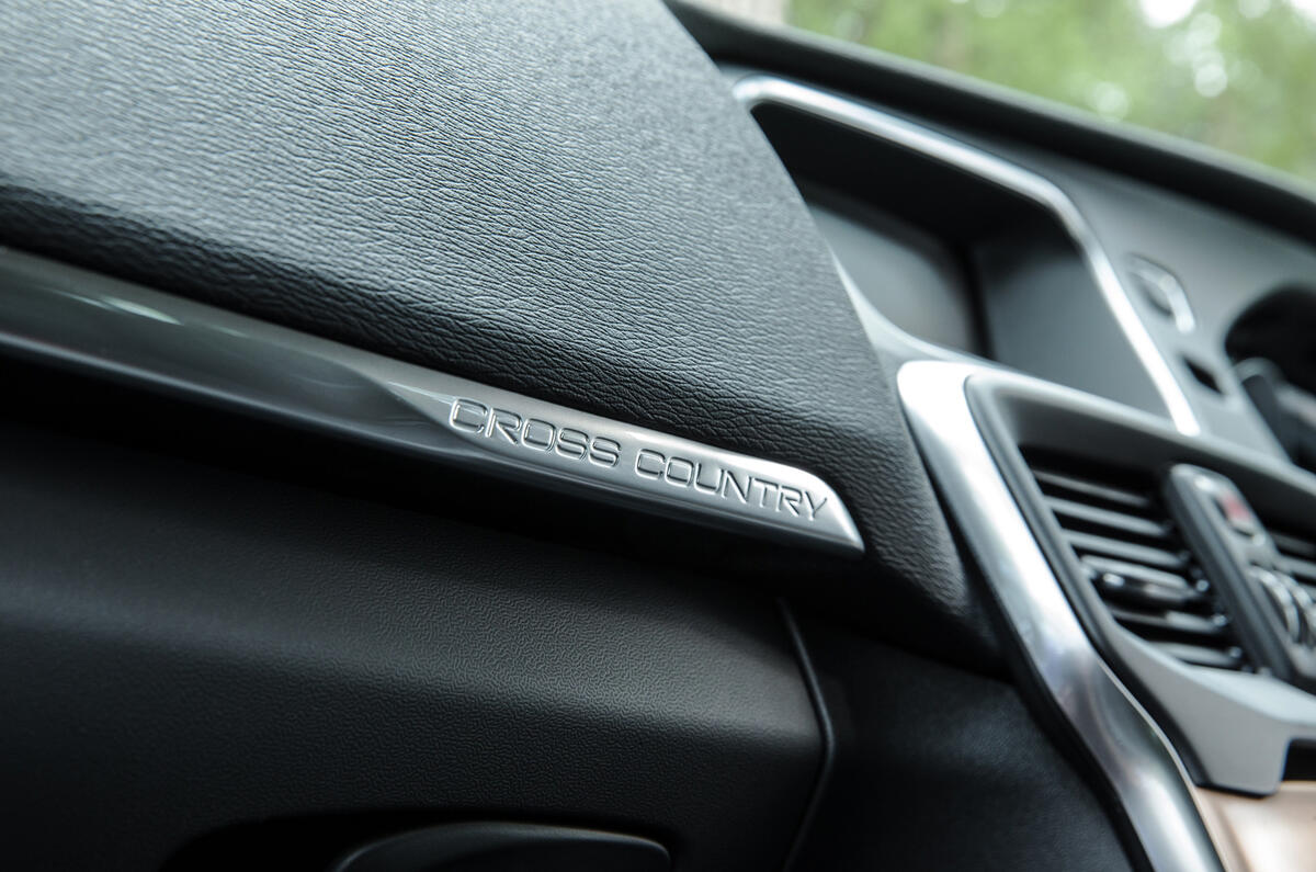 Volvo V40 Cross Country badging