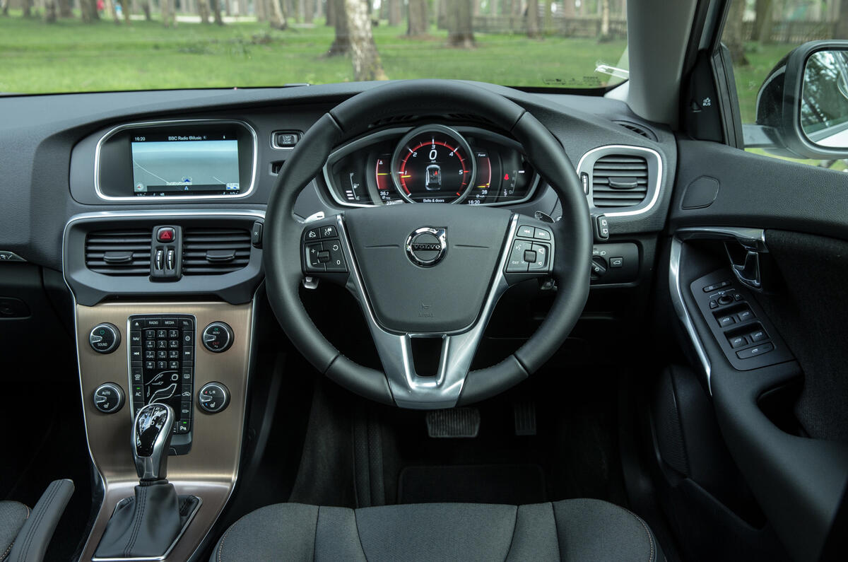 Volvo V40 Cross Country dashboard