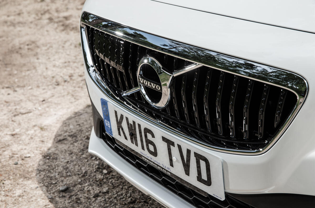 Volvo V40 Cross Country front grille