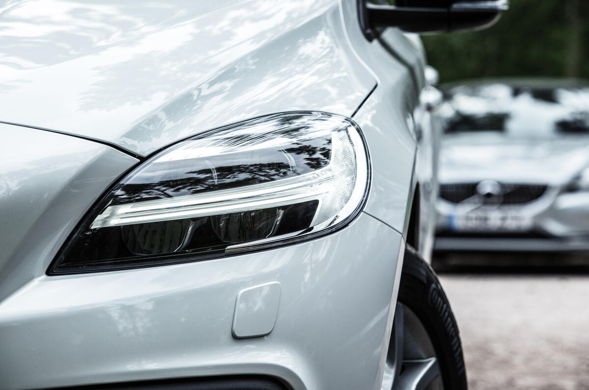 Volvo V40 Cross Country headlights