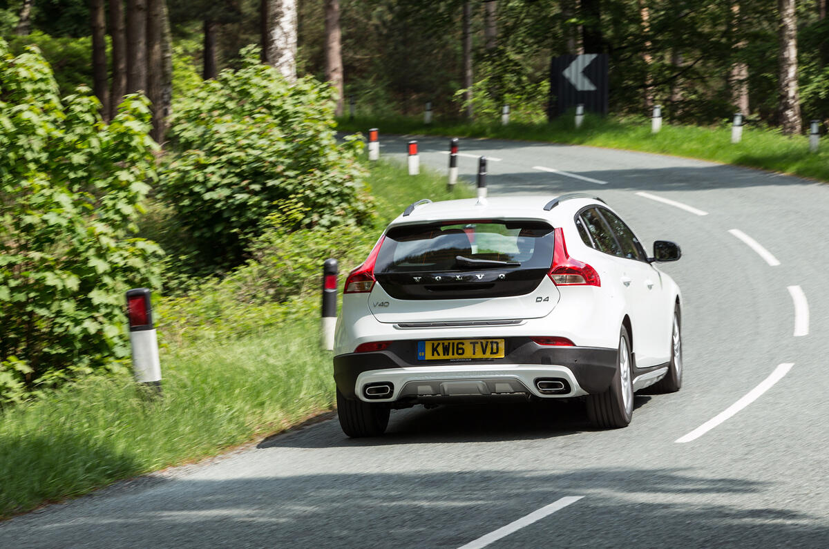 Volvo V40 Cross Country rear cornering