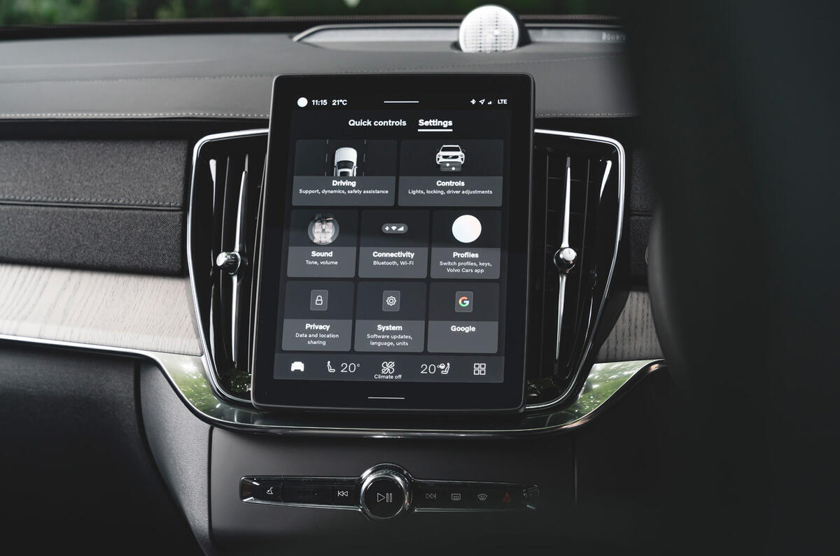 VolvoXC90 review 2025 010 infotainment