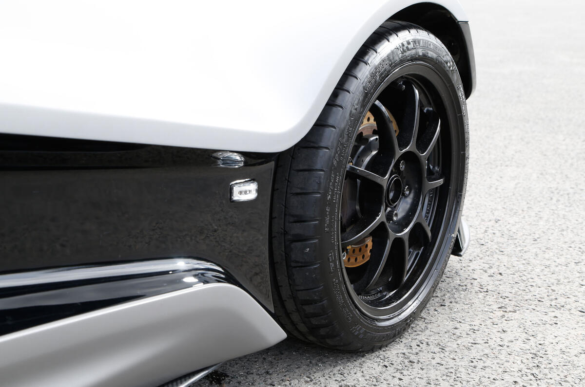 Lightweight Vuhl 05 racing alloys