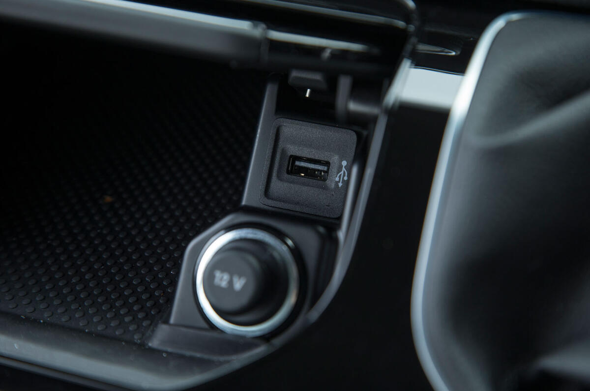 Volkswagen Caravelle USB and 12V socket