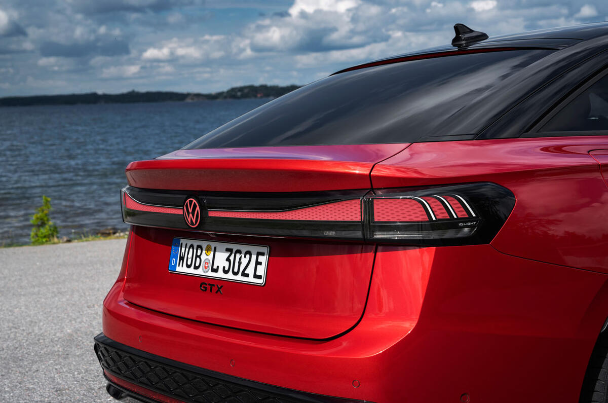 vw id7 gtx review 2024 09 rear light bar