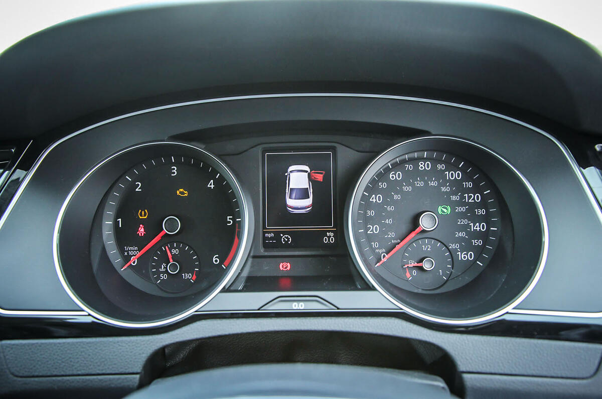 The instrument binnacle in the Volkswagen Passat