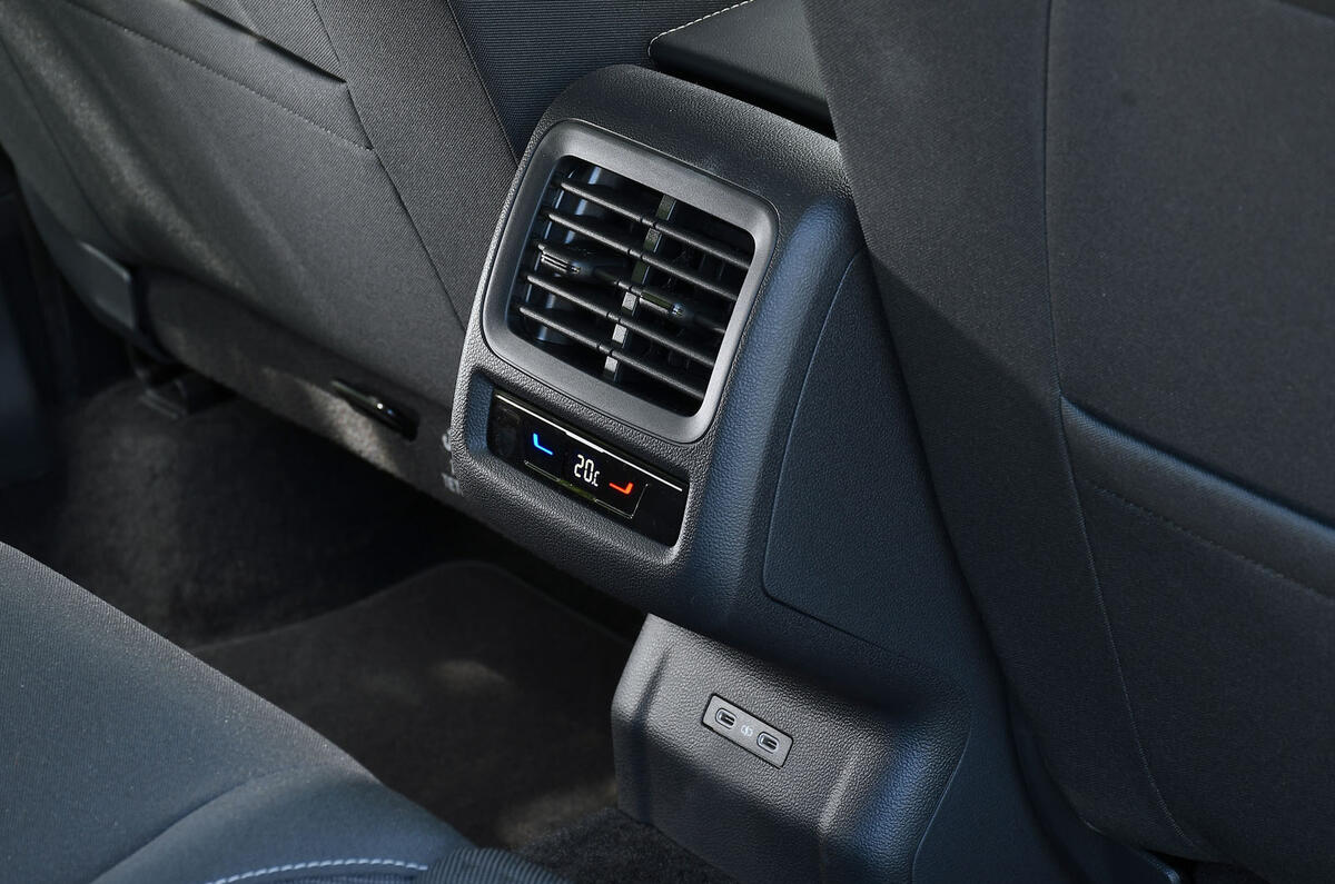 VW T Roc reveiw 2026 23