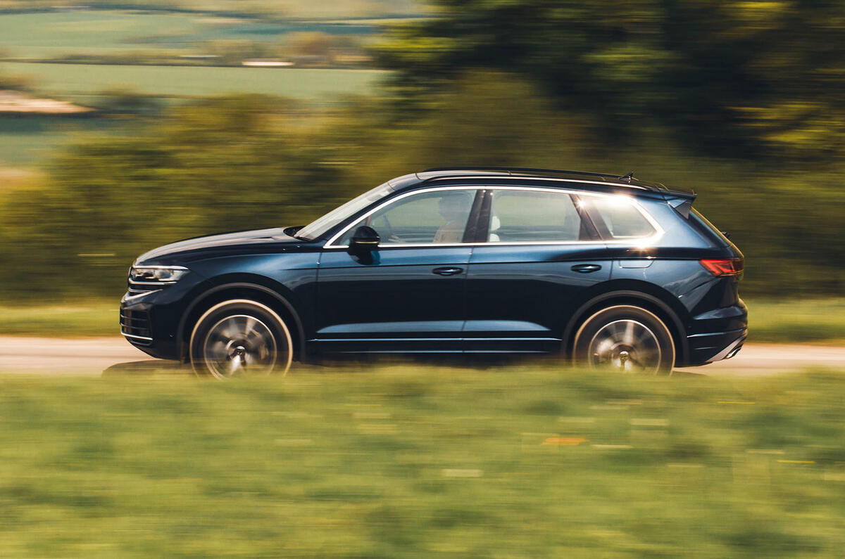 vw touareg review 2024 02 side panning vw touareg review 2024 02 side panning