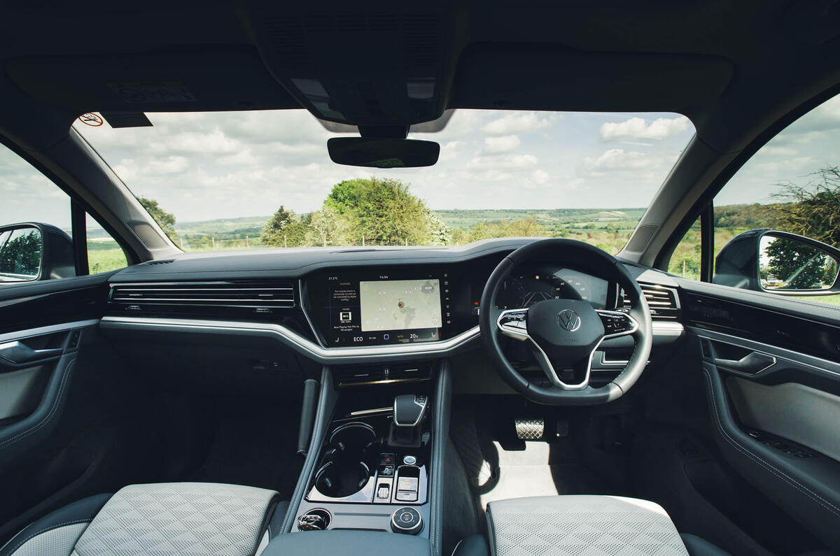 vw touareg review 2024 09 dash vw touareg review 2024 09 dash