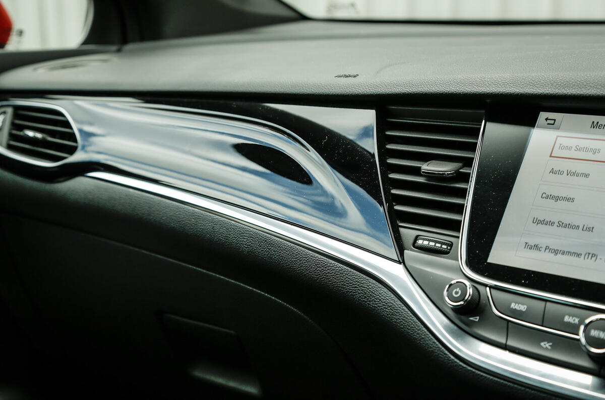 Vauxhall Astra ST glossy trim