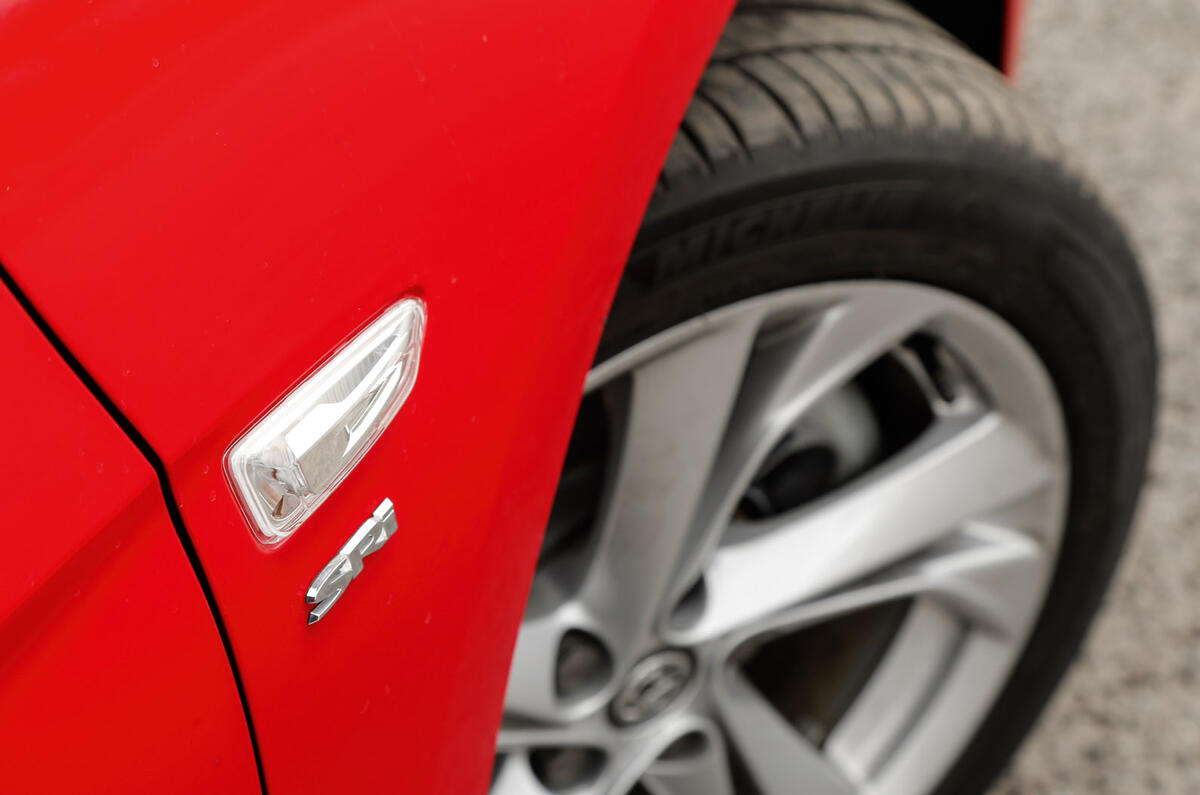 Vauxhall SRi badging