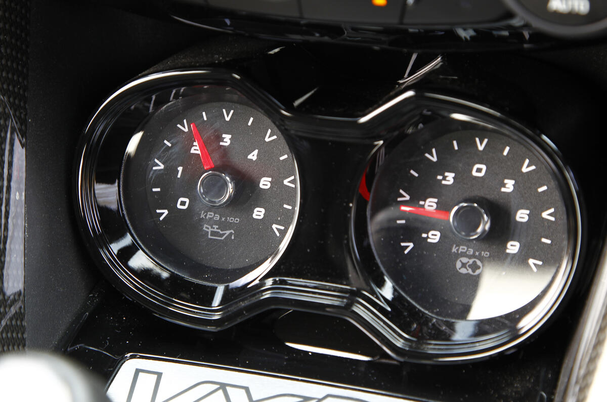 Vauxhall VXR8 GTS pressure gauges