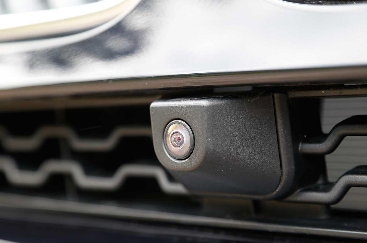 Comparison: BMW X4 versus Porsche Macan