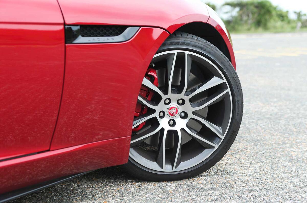 no title Comparison: Jaguar XK Dynamic R versus Jaguar F-type R coupe