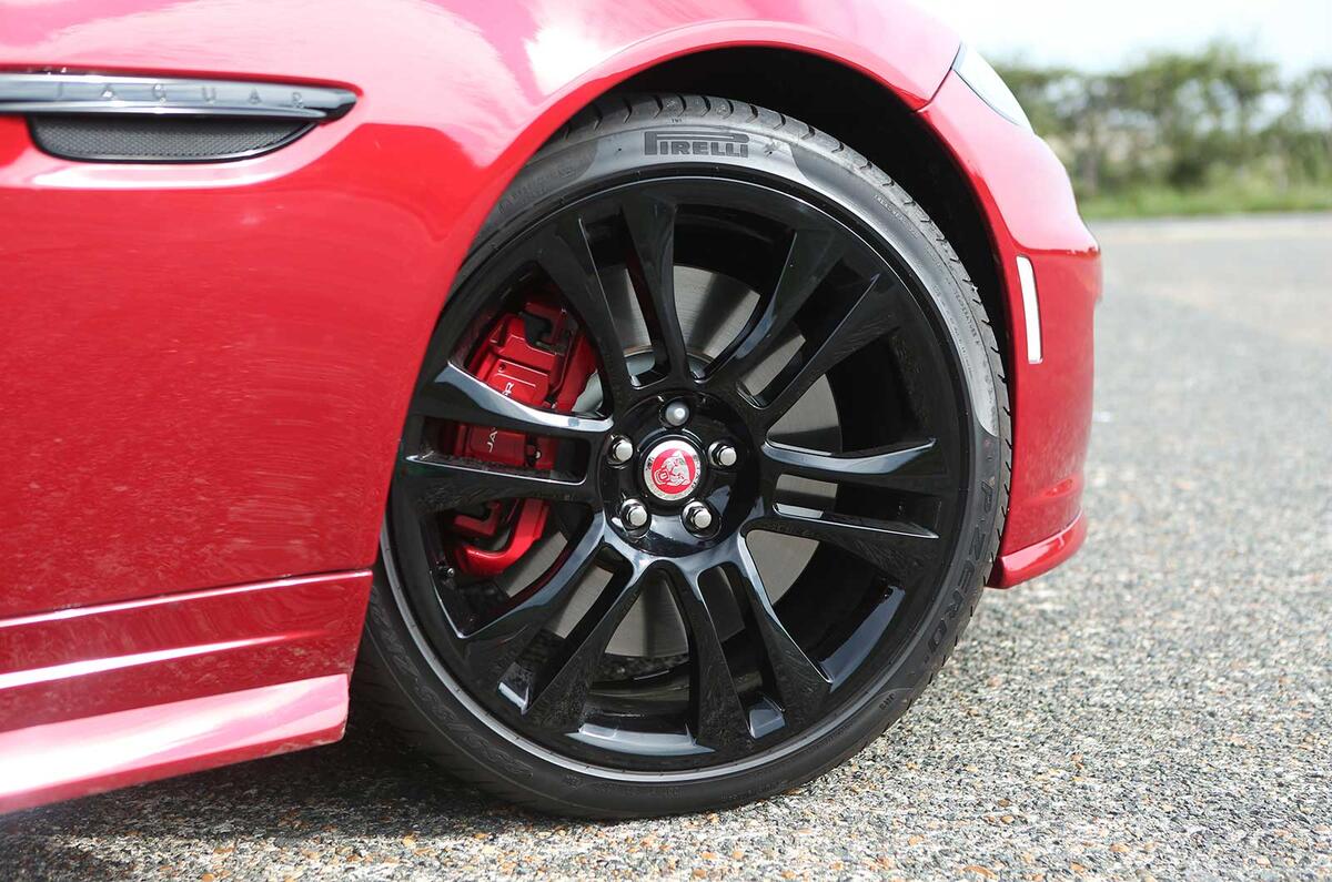 no title Comparison: Jaguar XK Dynamic R versus Jaguar F-type R coupe