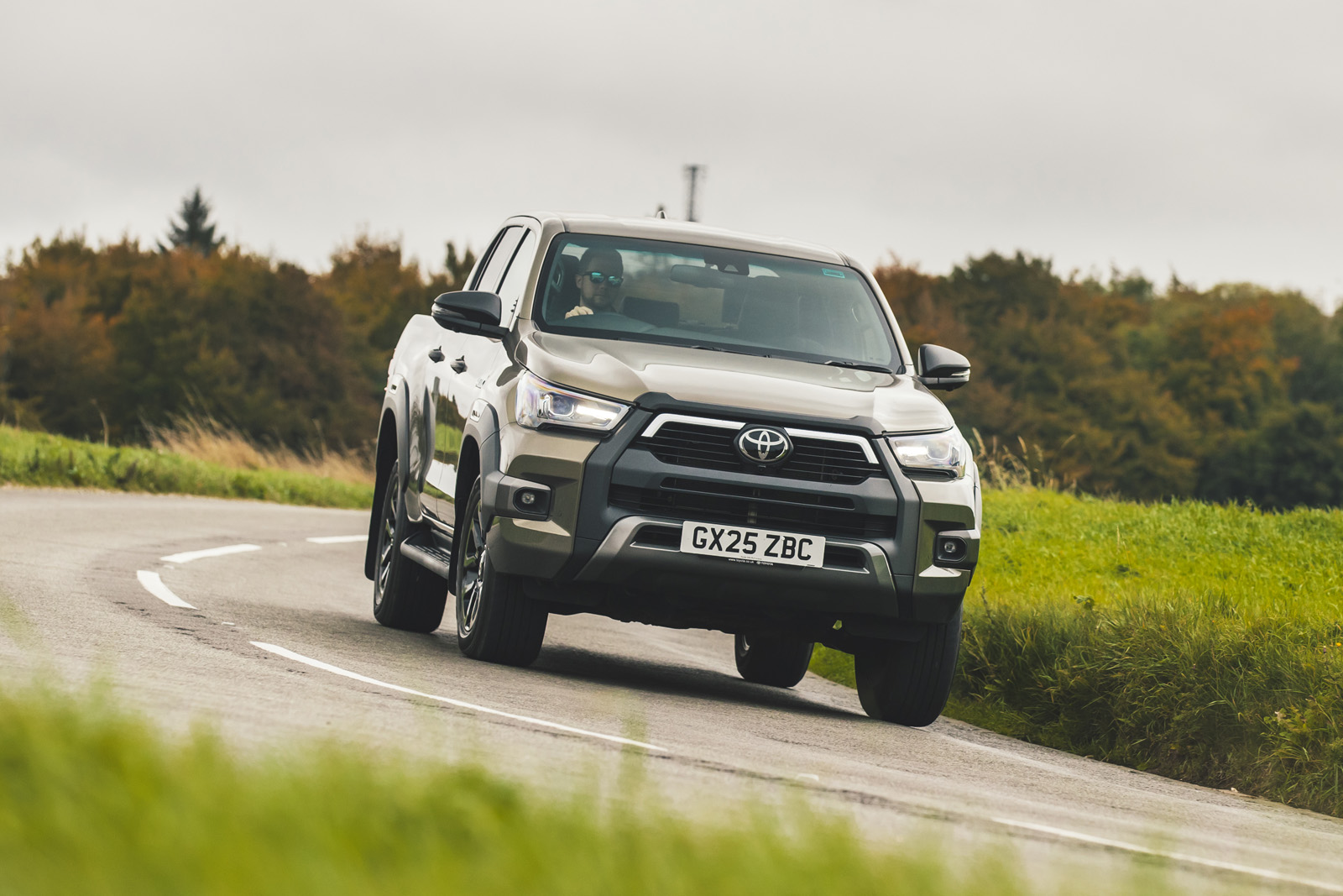toyota hilux invincible 2025 jh 23