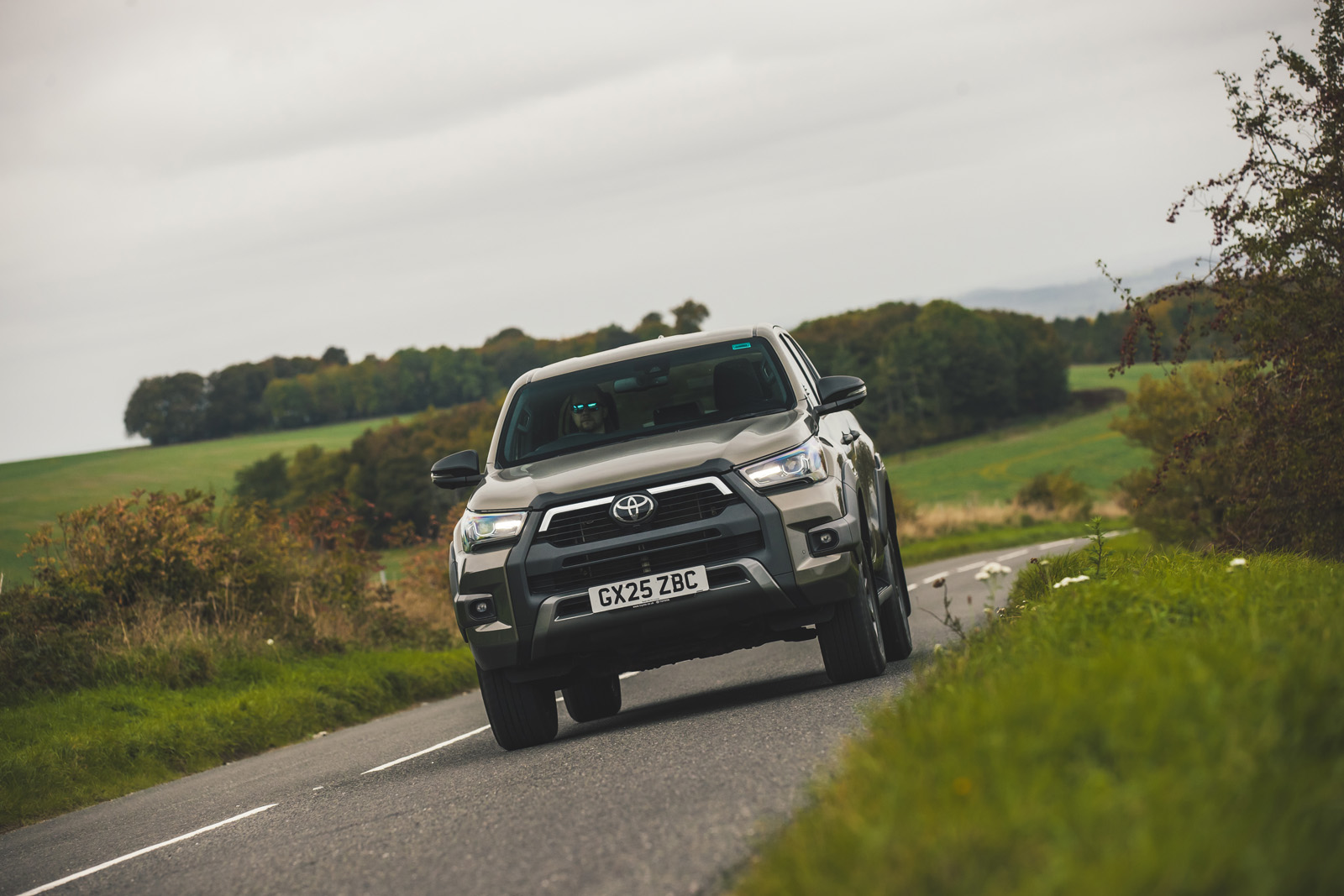 toyota hilux invincible 2025 jh 24