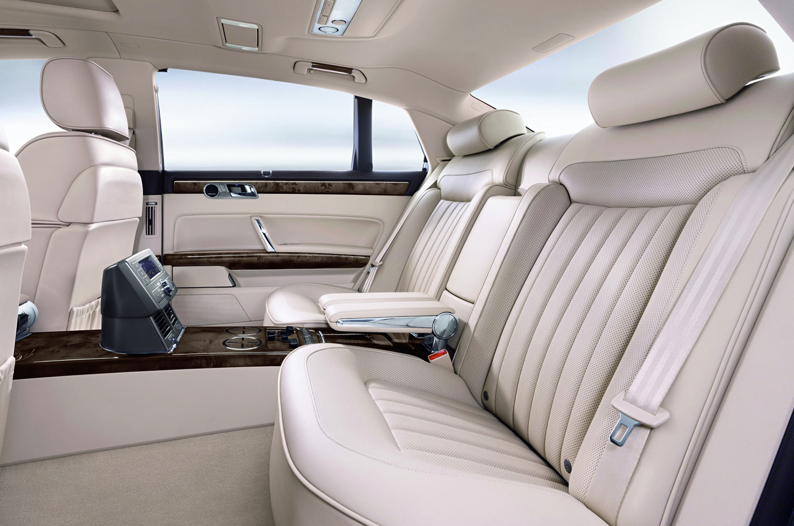 volkswagen-phaeton-2241010955133041600x1